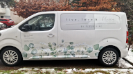 Lieferwagen beschriftet seite