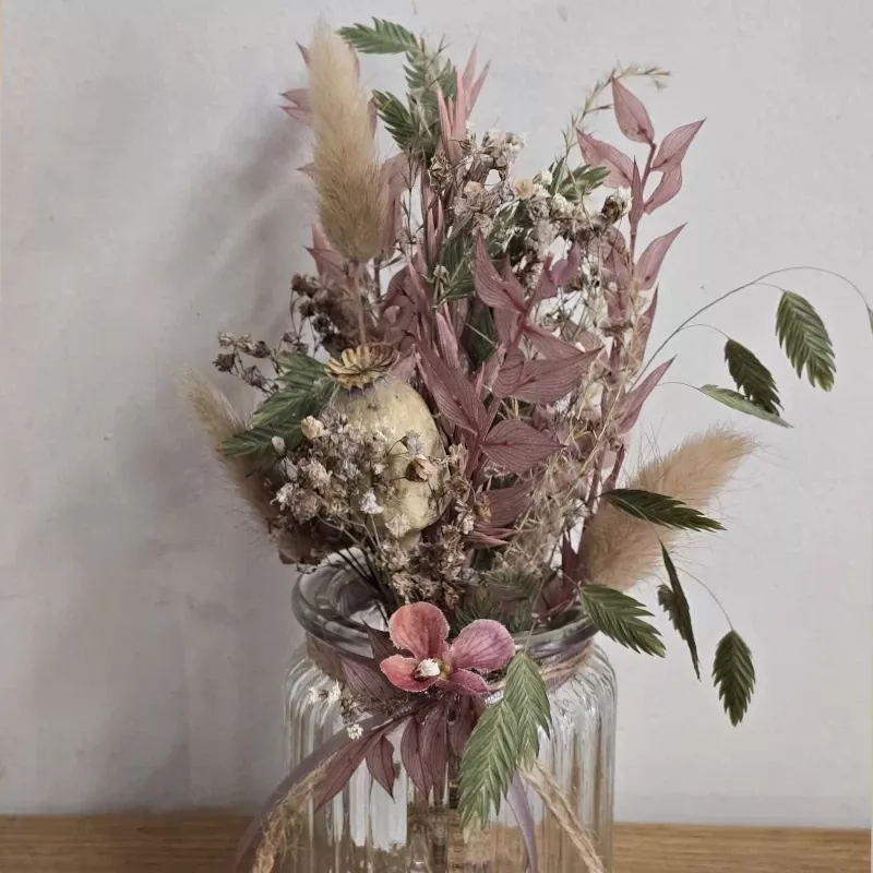 Vasenfüllung mit Trockenblumen